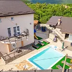 Lovely In With Sauna Gračac