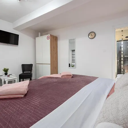 בית נופש Cozy In With Sauna Gračac