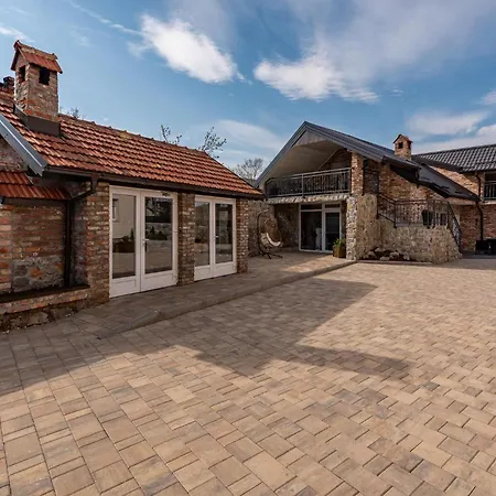 Cozy In With Sauna 펜션 Gračac