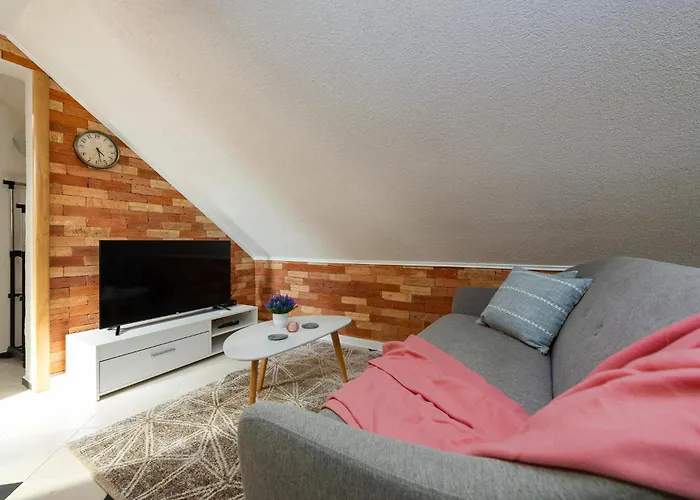 Cozy In With Sauna 펜션 Gračac