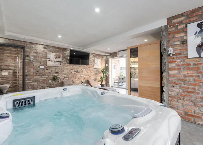 Cozy In With Sauna 펜션 Gračac