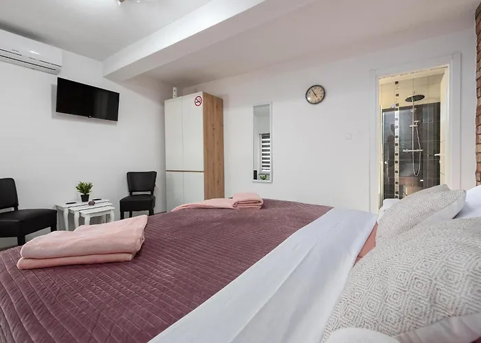 펜션 Cozy In With Sauna Gračac