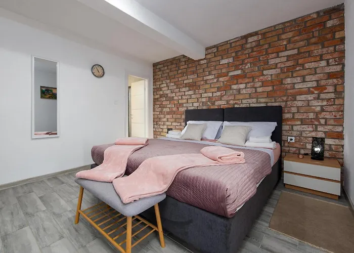 Cozy In With Sauna 펜션 Gračac