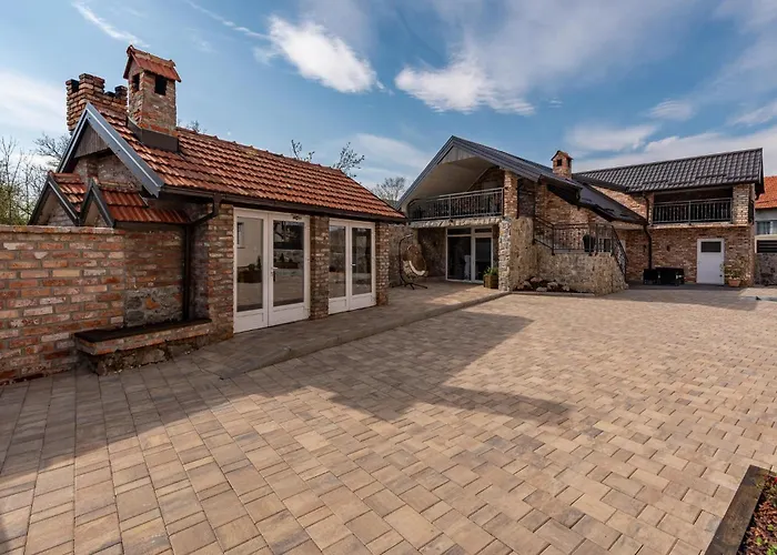 Cozy In With Sauna 펜션 Gračac