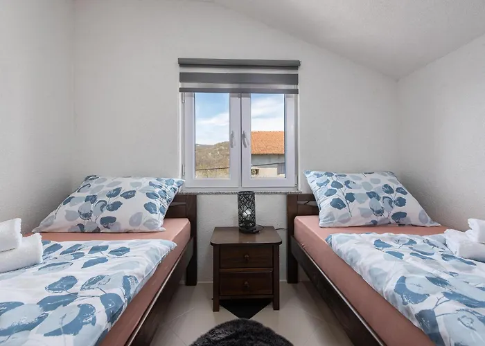 Cozy In With Sauna 펜션 Gračac